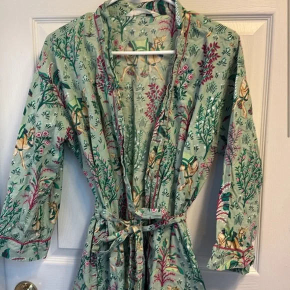 Printfresh Getting Ready Robe in Avocado Camel’s Courtyard - Picture 2 of 4